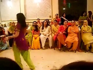 Pakistani Sizzling girl Dance on Friends wedding Gujranwala