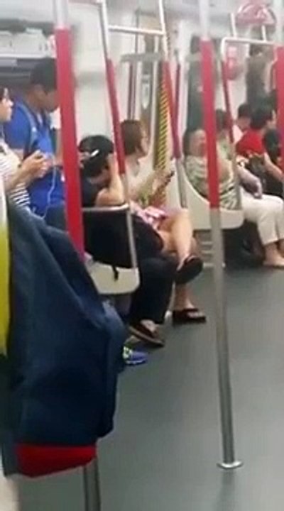 Son téléphone est déchargé, elle entre dans une colère folle