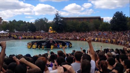 Des milliers d'étudiants sautent dans une fontaine de l'université