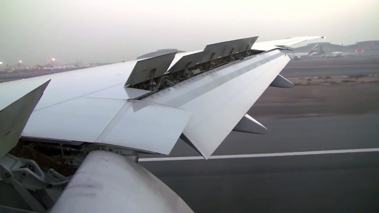 Landing Boeing 777-300ER at Dubai intl. Airport Emirates Airlines (A6-EGN)
