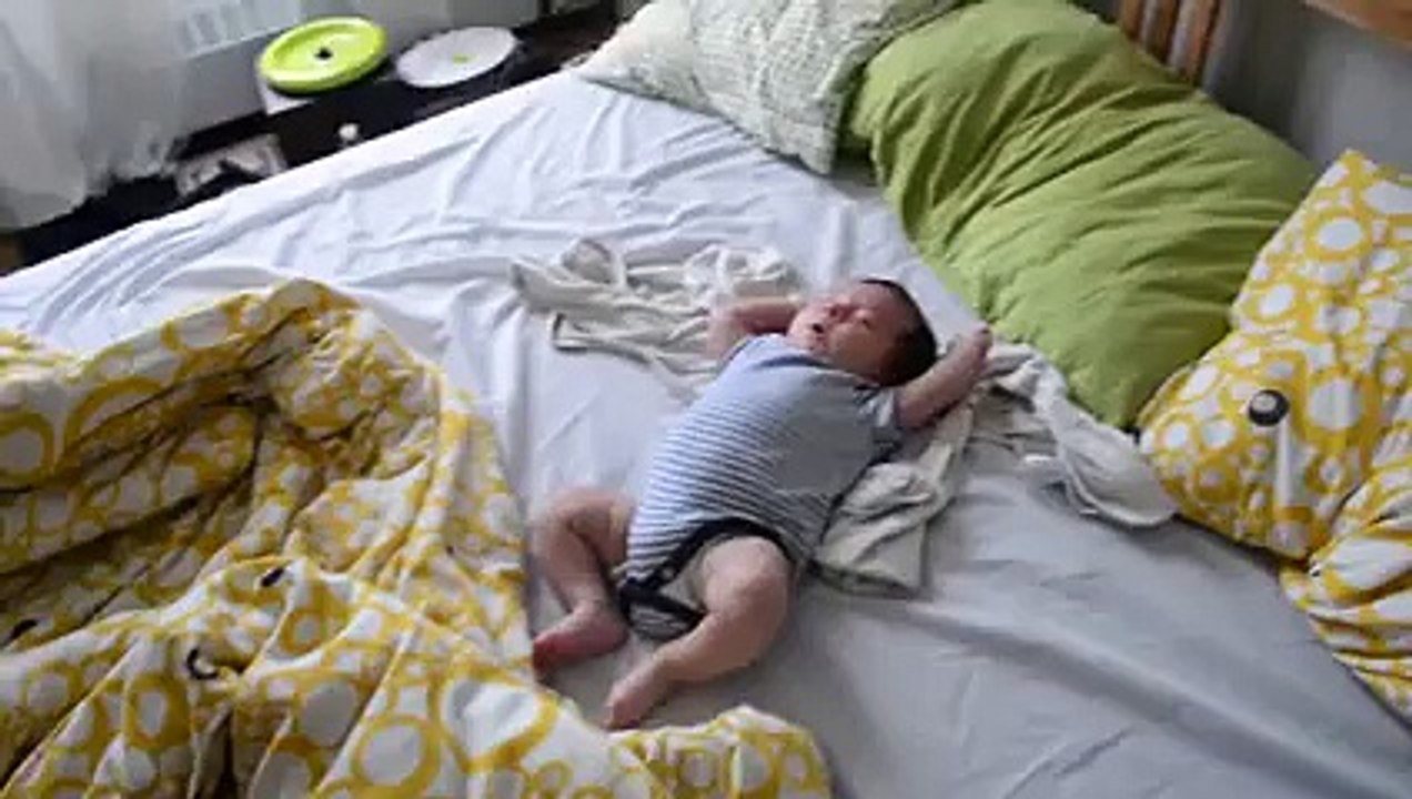 7-Week-Old Baby Boy Adorably Stretching, Ohhhh!