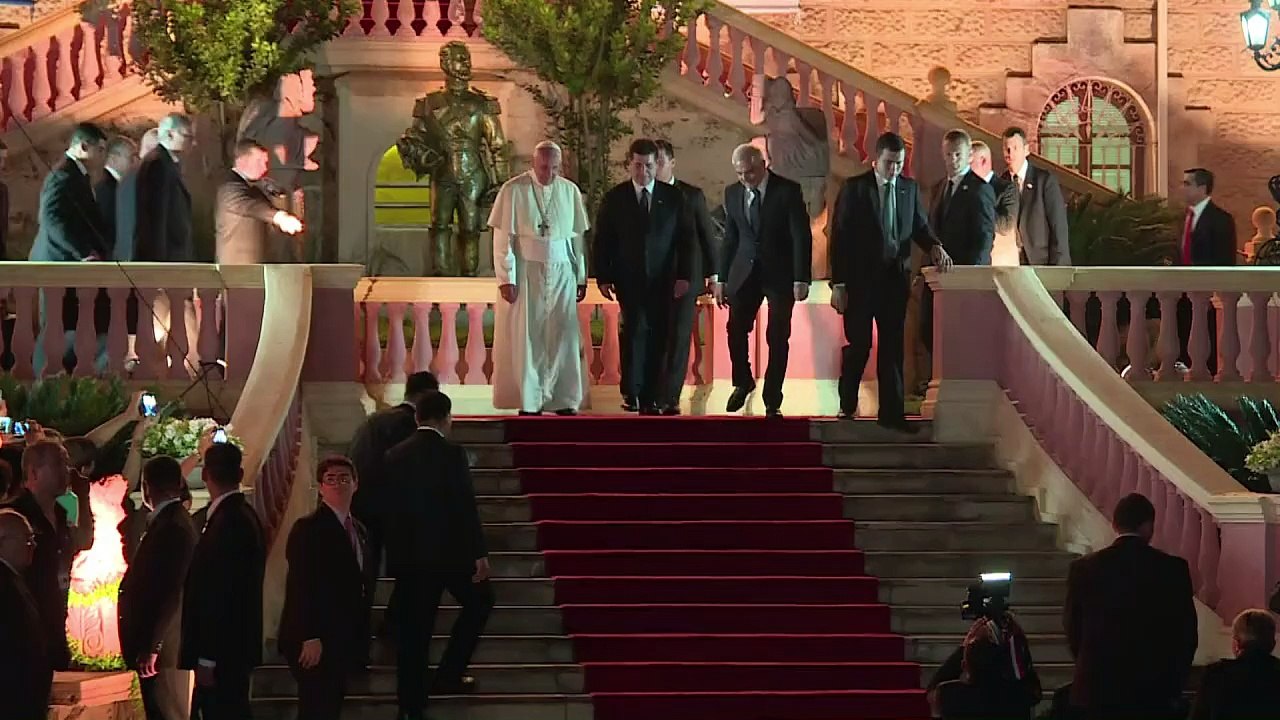 Pope urges battle against corruption