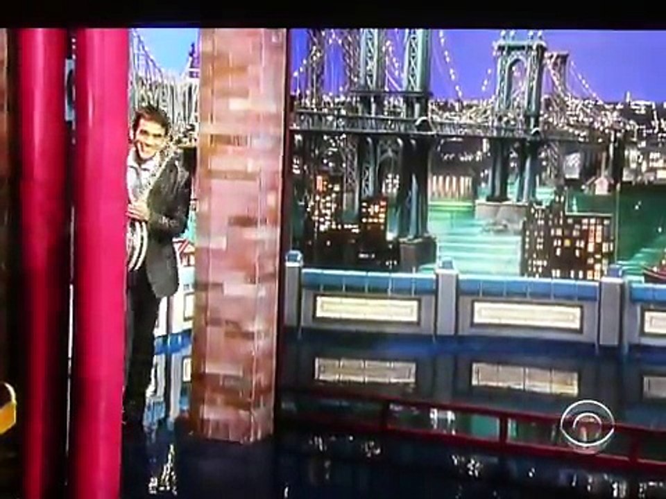 Noam Pikelny & Steve Martin play Duelling Banjos on Letterman Nov 5 2010