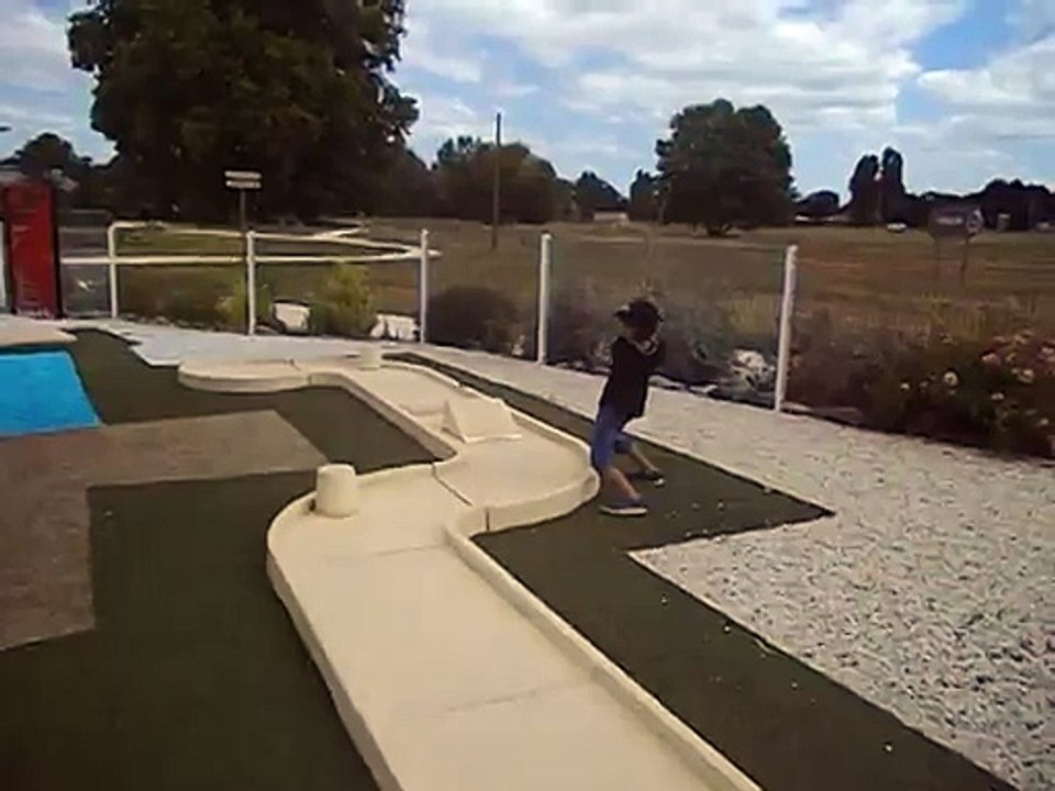 Adrien le 11 juillet 2015 mini golf Mérignac  numéro 2