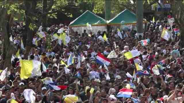 El papa celebra una multitudinaria misa en el santuario paraguayo de Caacupé