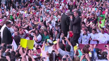 Papa celebra missa para multidão no Paraguai