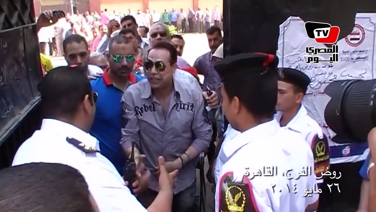 «حكيم» يغني «تسلم الأيادي» من داخل لجنته بروض الفرج بعد الإدلاء بصوته