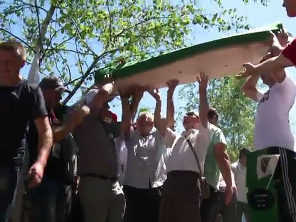 La Serbie dénonce la "tentative d'assassinat" de son Premier ministre, victime d'un jet de pierre à Srebrenica