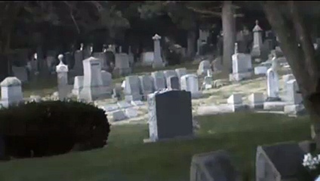 Étonnantes apparitions de figures de l'ombre dans le cimetière