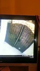 فيديو / حرامي يسرق "الغازات" من المنازل بالكويت وقت الفطور !!