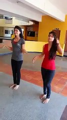 Indian girls dancing on chooli ke pechy kya ha
