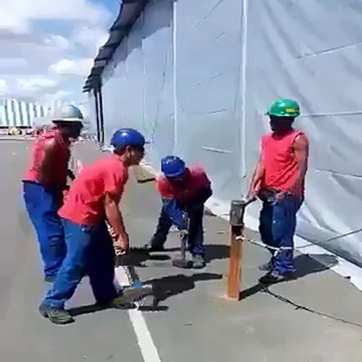 Excellent team work by ship laborers.