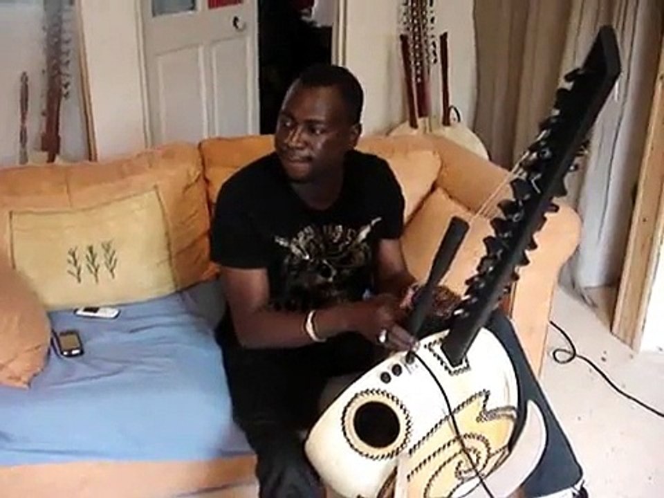 Madou Sidiki Diabaté joue sur une kora Deluxe "Ebène"
