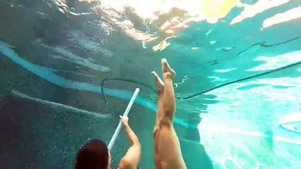 La jolie Allison Stokke effectue le premier saut à la perche en piscine