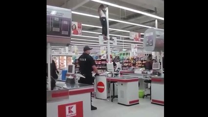 Un homme drogué grimpe et chute du toit d'un supermarché