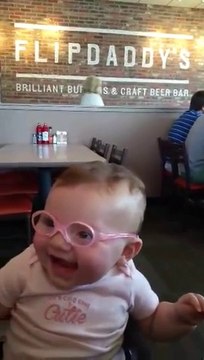 Ce bébé voit clair pour la première fois grâce à ses lunettes - Trop content!