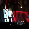 Harry Styles (One Direction) sahnede düşerse