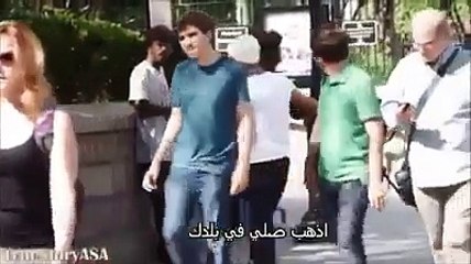 شاب مسلم في اميركا يمثل انه يمنع صديقه من الصلاه انظر الى الناس ماذا تفعل