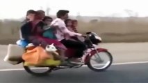 شاهد دراجة نارية على شكل تاكسي كبير في الهند