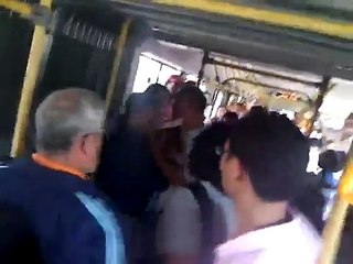 ESPAÑOL HUMILLADO, peruano golpea a trabajador español de MOVISTAR golpes