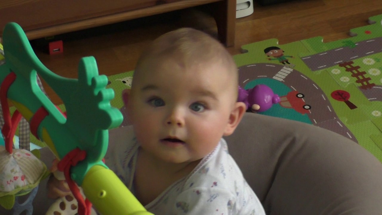 Romain se tient assis (à peu près)