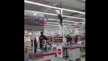 La chute impressionnante d’un homme drogué qui tentait d'escalader la caisse d’un supermarché