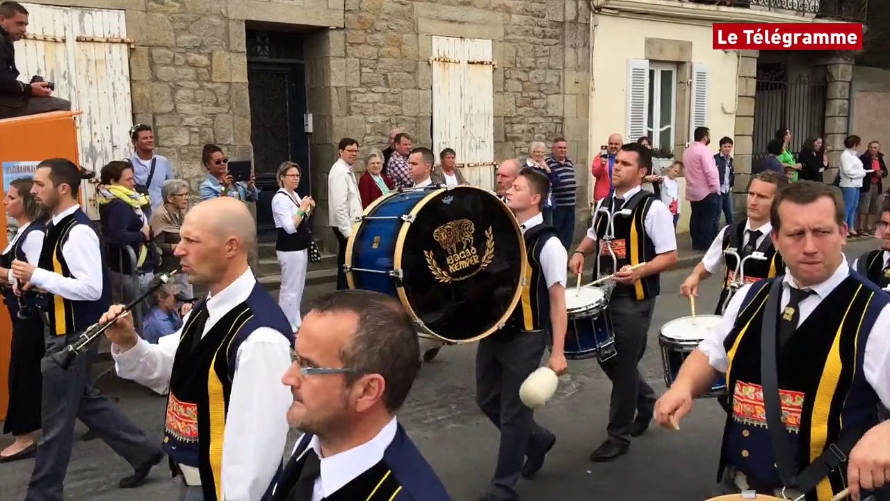 Fête des Brodeuses. Les cercles et bagadoù animent Pont-l'Abbé