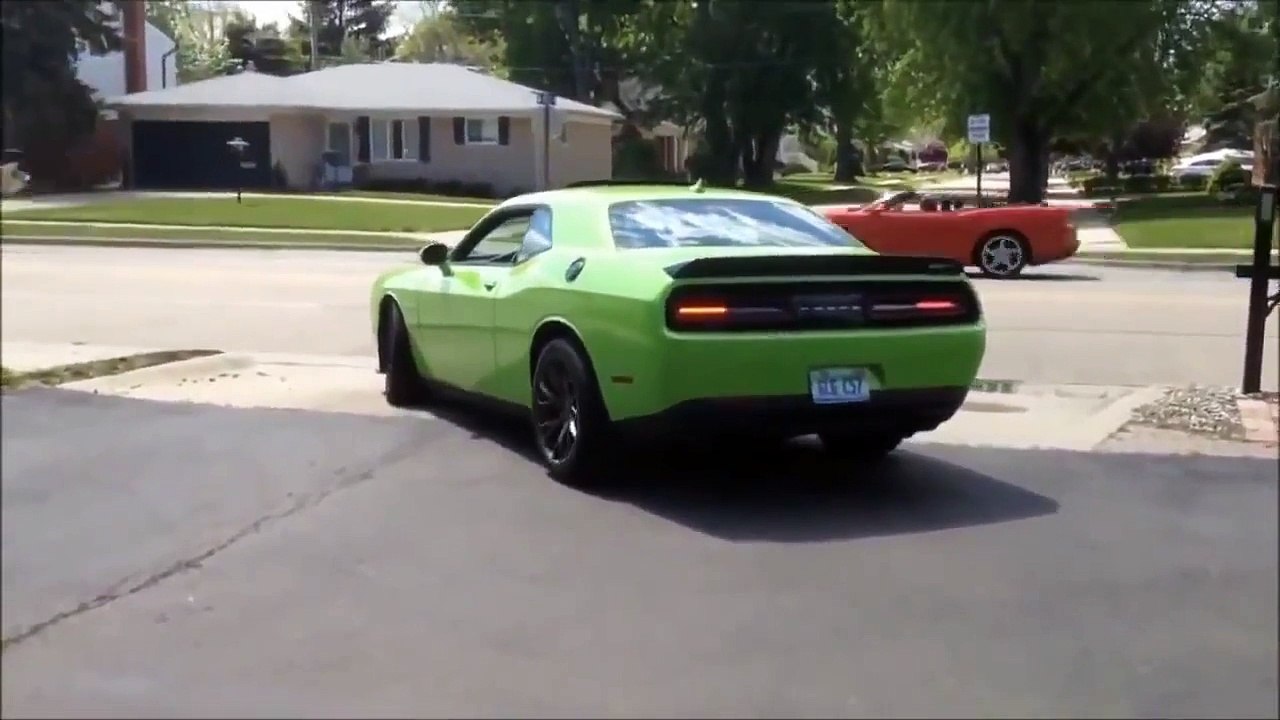 ★ Car Reviews : 2015 Dodge Challenger Hellcat Crazy Exhaust Sound & 707 hp Supercharced!