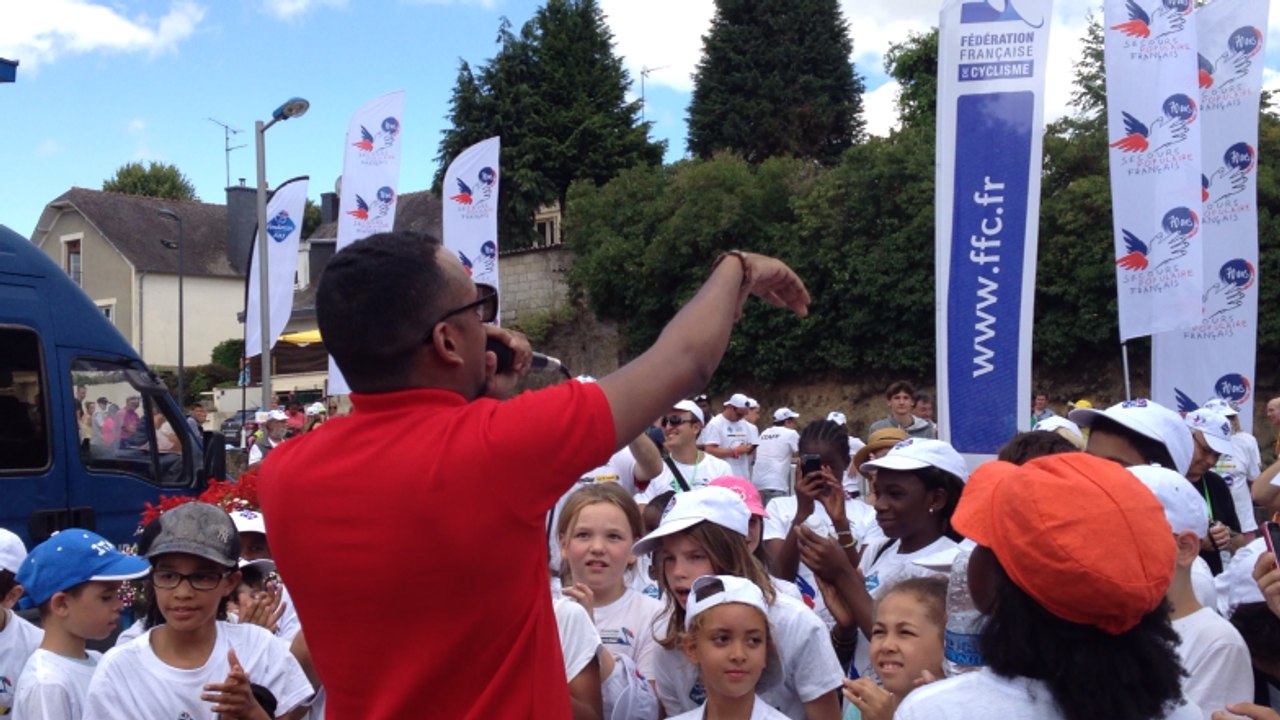 Concert de Colonel Reyel avant l'arrivée de la caravane du Tour de France