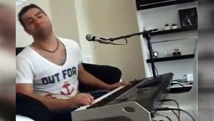 Böyle klavye çalan görmediniz!