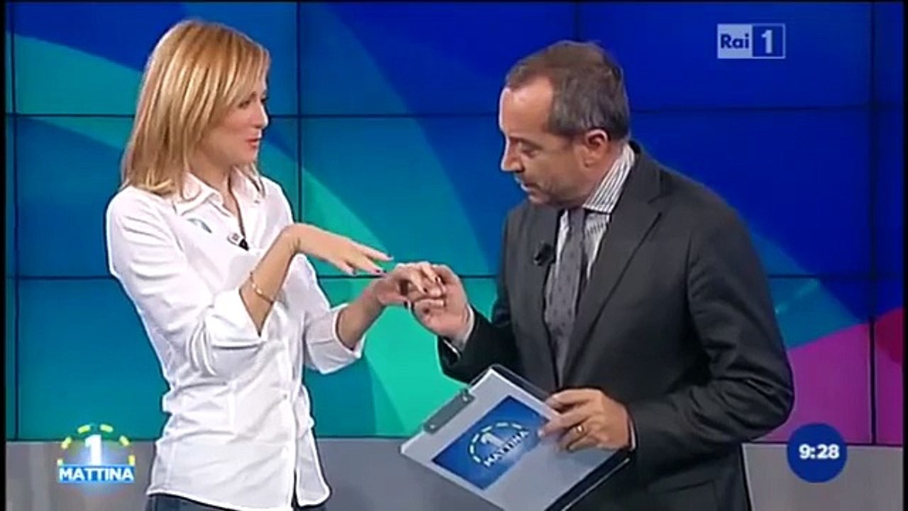 Le unghie color ottanio di Francesca Fialdini a Unomattina