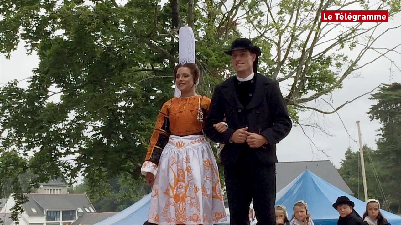 Pont-l'Abbé. Lia Cevaer couronnée reine des Brodeuses