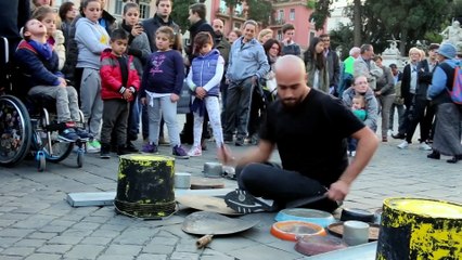 Download Video: Batteur de rue en mode techno - Musicien énorme