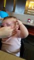 Ce bébé voit clair pour la première fois grâce à ses lunettes - Trop content!