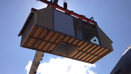 Montage d'un bloc d'une maison modulaire