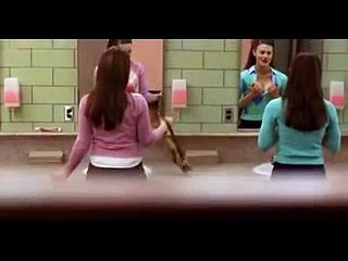 Comedia... de ¡¡Dos chicas en el baño!!