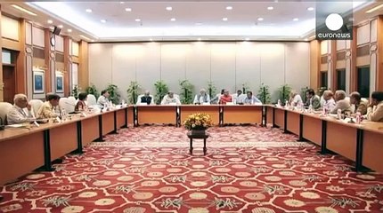 Nepal earthquake: aid offers pour in as death toll climbs by the minute