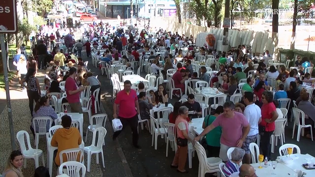 Chefs na Praça atrai multidão à Praça Carlos Gomes