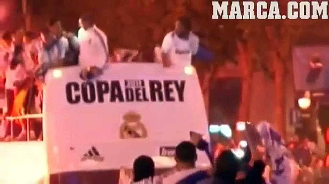 A Sergio Ramos se le cae la Copa del Rey