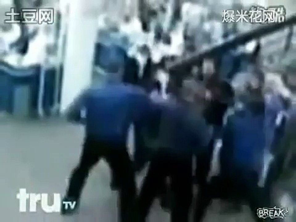 俄罗斯保安秒杀黑社会视频，精彩！这才是专业的保安