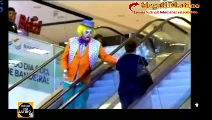 Payaso le juega una broma a una mujer mira como reacciona ella