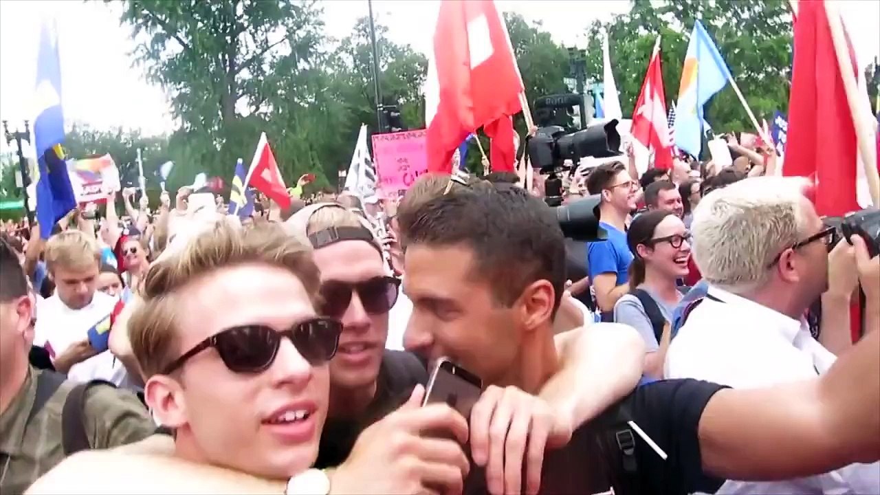 Quand un couple homosexuel se balade en Russie