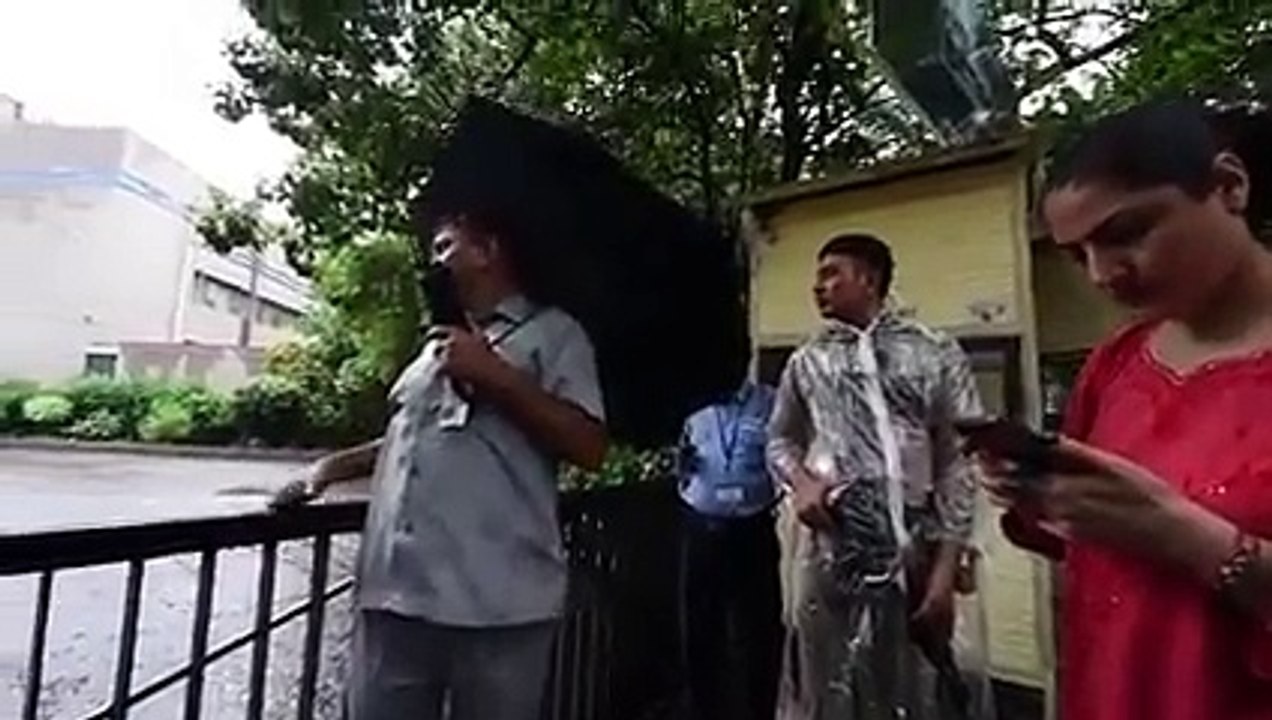 VIP culture in India: Foreigner slaps security guard for doing his duty