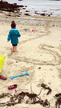 Mais pourquoi Zouzou suit-elle le chemin ?....Pour ne pas marcher sur les algues!!