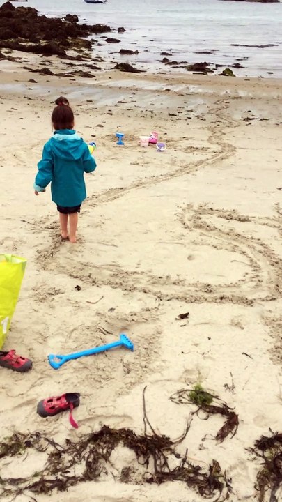Mais pourquoi Zouzou suit-elle le chemin ?....Pour ne pas marcher sur les algues!!