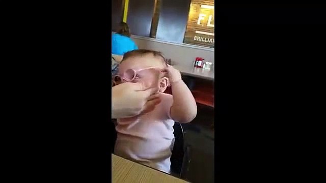 Cette petite fille voit clairement pour la première fois grâce à ces nouvelles lunettes...