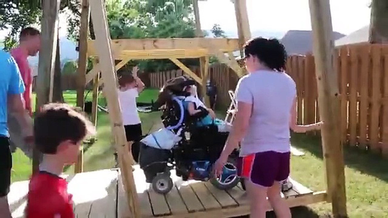 Un papa fait une balançoire pour sa fille handi...