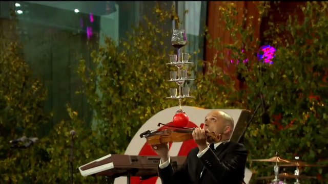 Jouer du violon par la bouche avec des objets en équilibre