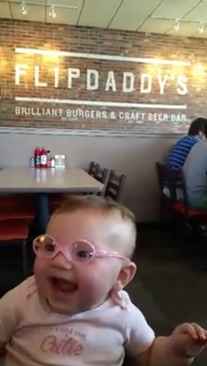 Bébé porte des lunettes pour la première fois