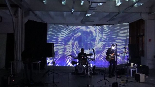 группа NSWE играет